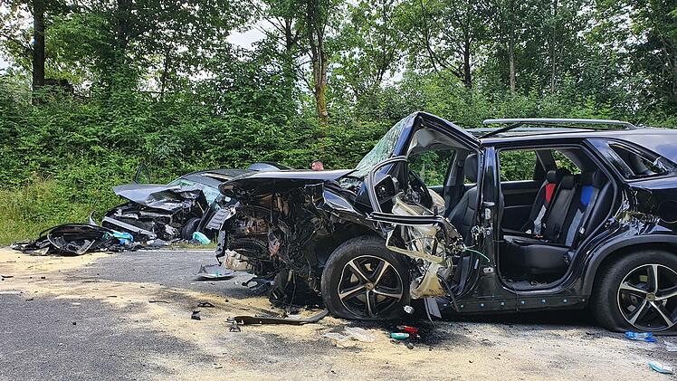 Stark zerstört wurden zwei Autos bei einem Unfall am Sonntag auf der St 2289 bei Wildflecken. Alle acht Schwerverletzten, auch die fünf Kinder, schweben nicht in Lebensgefahr.