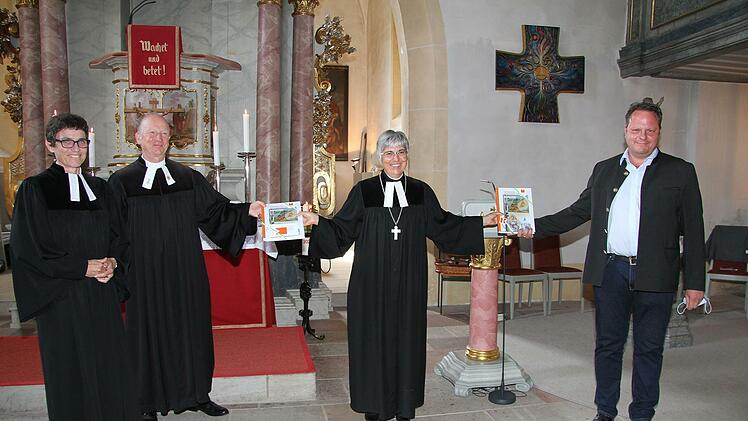 Die Pfarrer Bettina Wagner und Jürgen Rix und Oberbürgermeister Ingo Lehmann (SPD) konnten aus den Händen der Regionalbischöfin Dorothea Greiner ein Inventarbuch der Mangersreuther Kirche in Empfang nehmen.