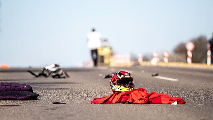 Motorrad und Fahrrad kollidieren: 55-J&auml;hrge wird t&ouml;dlich verletzt