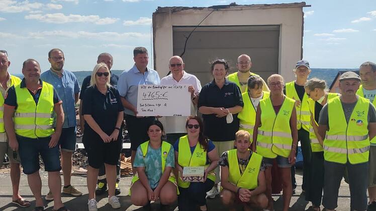 Schon am Samstag nach dem Brand am 10. August übergaben Mitglieder des Vereins "Bad Brückenau hilft!" 4765 Euro an Gerodas Bürgermeister Alexander Schneider (Mitte) für die Brandopfer. Kürzlich folgten weitere rund 6000 Euro. Foto: Selfie Marco Bolzt