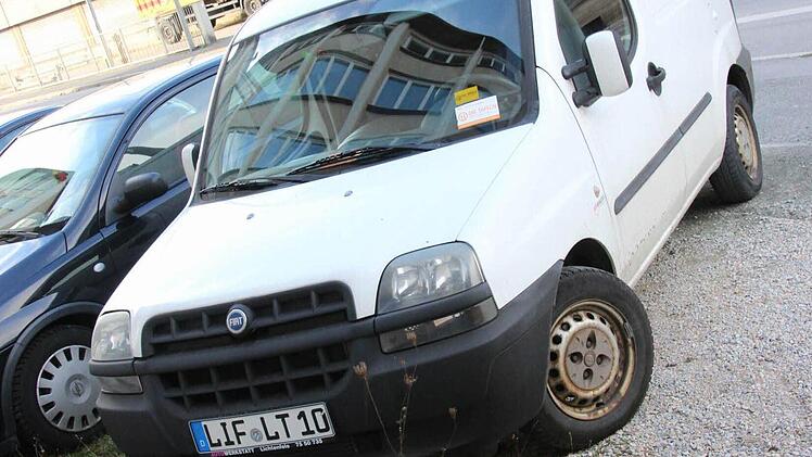 Zehn Jahre alt ist der kleine Transporter, mit dem die Helfer unterwegs sind.