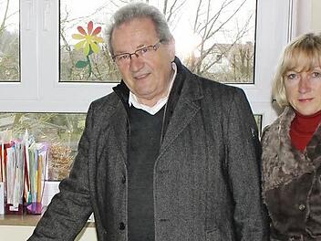 Franz Schmidtlein gibt seine Stimme in Begleitung von Ehefrau Barbara ab. Foto: fra-press