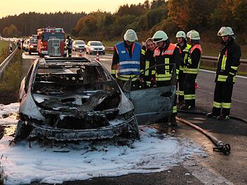 Am Freitagabend ist es auf der A70 in Fahrtrichtung Bayreuth kurz vor der Ausfahrt Stadelhofen zu einem Pkw-Brand gekommen. Foto: Ferdinand Merzbach