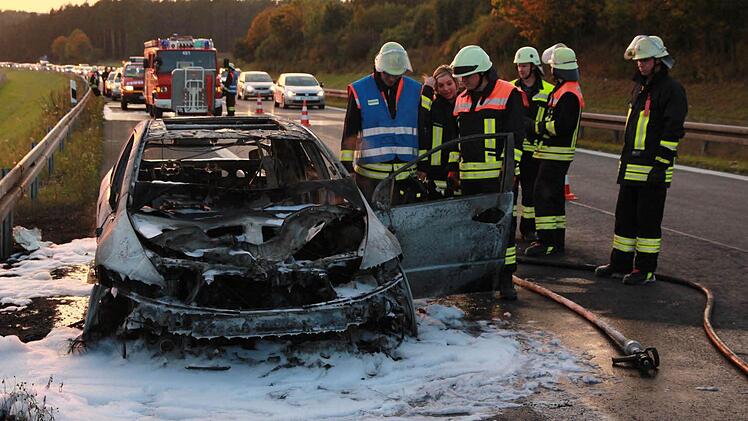 Am Freitagabend ist es auf der A70 in Fahrtrichtung Bayreuth kurz vor der Ausfahrt Stadelhofen zu einem Pkw-Brand gekommen. Foto: Ferdinand Merzbach
