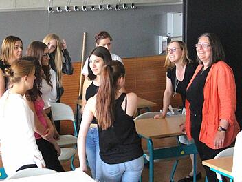 Jutta Romeis, Leiterin der Realschule in Höchstadt (rechts), steht zusammen mit Schülerinnen, die am Mittwoch ihre Französischprüfung schreiben.  Foto: Christian Bauriedel
