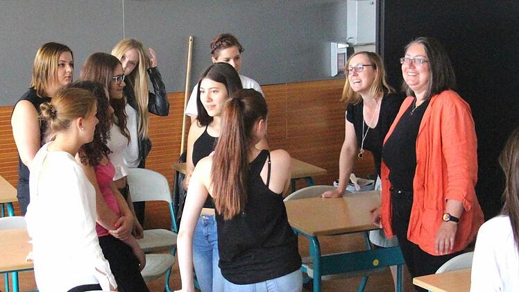 Jutta Romeis, Leiterin der Realschule in Höchstadt (rechts), steht zusammen mit Schülerinnen, die am Mittwoch ihre Französischprüfung schreiben.  Foto: Christian Bauriedel