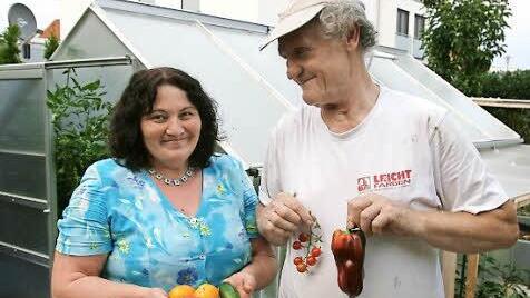 Valentina und Konstantin Kappel genießen die Früchte ihres Gartenbaus. Foto: Werner Baier