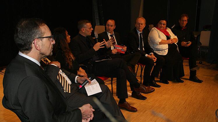 .Eine Talkrunde mit dem neuen Realschuldirektor Dr. Hartmut Hopperdietzel ersetzte die üblichen Grußworte und Antrittsrede bei der Amtseinführung des neuen Direktors der Dr. Auguste-Kirchner-Realschule Haßfurt.