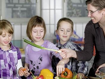 Wer zu seinem Präsent zusätzlich Zeit mit der Familie verschenken möchte, tut dies zum Beispiel mit einem Gutschein für einen gemeinsamen Kochabend, bei dem alle zusammenhelfen.  Foto: AOK-Mediendienst