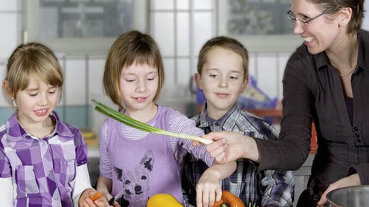 Wer zu seinem Präsent zusätzlich Zeit mit der Familie verschenken möchte, tut dies zum Beispiel mit einem Gutschein für einen gemeinsamen Kochabend, bei dem alle zusammenhelfen.  Foto: AOK-Mediendienst