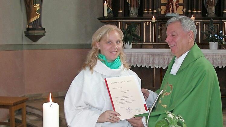 Pfarrer Dominik Kesina und Christine Fell. Foto: Ewald Kiesel