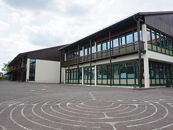 Schüler und Senioren unter einem Dach - die Gemeinde Sandberg hat sich  Gedanken über die künftig Nutzung des Schulgebäudes gemacht. Foto:  Marion Eckert