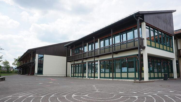 Schüler und Senioren unter einem Dach - die Gemeinde Sandberg hat sich  Gedanken über die künftig Nutzung des Schulgebäudes gemacht. Foto:  Marion Eckert