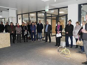 OB Frank Rebhan (rechts) begrüßt und informiert das Publikum. Foto: Manja von Nida
