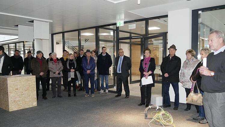 OB Frank Rebhan (rechts) begrüßt und informiert das Publikum. Foto: Manja von Nida