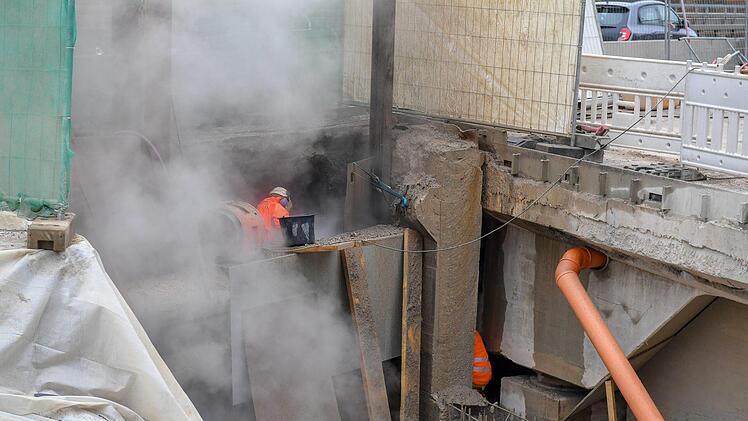 Die hintere Kammerwand  am Übergang der Fahrbahn des Münchner Rings zur Hainbrücke wird mit Hochdruckwasserstrahlen schonend abgetragen. So  können die Anschlussbewehrungen aus Metall erhalten bleiben. Nicht nur hier nagt der Zahn der Zeit.  Foto: Ronald Rinklef