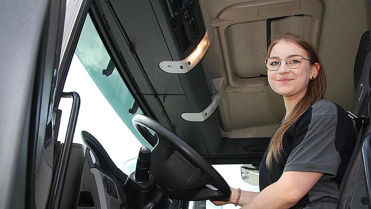 Ramona Raimund f&auml;hrt mit dem Betonmischer auf Baustellen und steht in der M&auml;nnerdom&auml;ne ihre Frau, erz&auml;hlt sie beim Transport- und Logistiktag. Sie hat vor zwei Jahren die beschleunigte Grundausbildung gemacht, k&uuml;mmert sich aber auch um die Verwaltung im heimischen Betrieb.