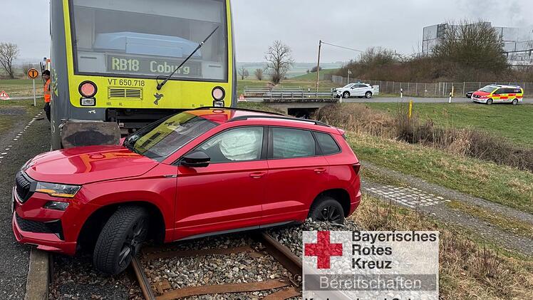 Wiesenfeld: Auto kollidiert mit Zug - Strecke gesperrt