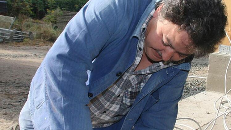 Klaus Götz (49) sägt die Kabelkanäle fachgerecht zu.