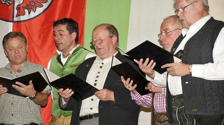 Erstmals gastierten die Waldberger Wirtshaussänger, die mit bodenständigen Liedern und herrlichen Chorsätzen unter Bernd Thoma begeisterten.