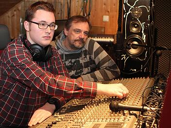 Der Vorsitzende des Musikvereins Pressig bei der Produktion der CD. Mit im Bild ist Jürgen Bergmann vom Tonstudio Tecnet. Foto: Jan Koch