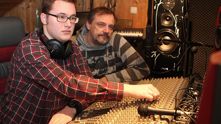 Der Vorsitzende des Musikvereins Pressig bei der Produktion der CD. Mit im Bild ist Jürgen Bergmann vom Tonstudio Tecnet. Foto: Jan Koch