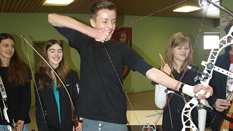 Manuel Reith führt seinen Compund-Bogen vor. Der 16-jährige ist Oerlenbachs "Sportler des Jahres 2012".  Foto: Stefan Geiger
