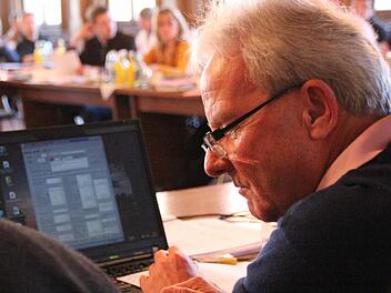 Kämmerer Gerhard Haagen schlug dem Finanzausschuss am Dienstag eine Kreditaufnahme von 2,7 Millionen Euro vor. Foto: Josef Hofbauer