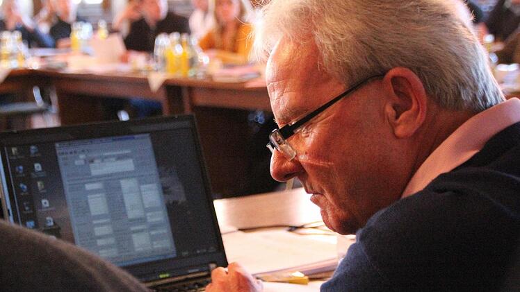Kämmerer Gerhard Haagen schlug dem Finanzausschuss am Dienstag eine Kreditaufnahme von 2,7 Millionen Euro vor. Foto: Josef Hofbauer