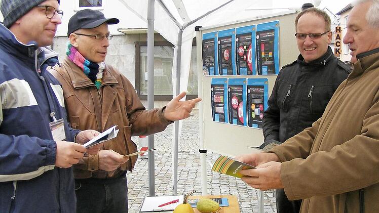 Uwe Neumann, Karl-Heinz Biendarra, Lothar Seifert und Johann Cach (von links) vom Energieteam Höchstadt hatten einen Stand mit zahlreichen Infobroschüren vorbereitet.