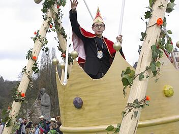 Losgelöst: Das Kinderprinzenpaar in einer riesigen Schaukel. Fotos: Winfried Ehling