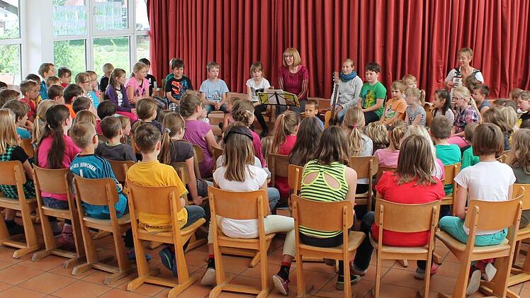 In der Aula der Grundschule trafen sich am vergangenen Donnerstag alle Grundschulkinder und die Vorschulkinder der Kindertagesstätte Maroldsweisach, um gemeinsam zu singen. Die Leitung der Veranstaltung lag in den Händen von Andrea Wölfel-Selzam (Dritte von rechts). Instrumental unterstützten die kleinen Sänger zudem Michelle Tiedje (Kita, Zweite von rechts) und Renate Bätz (Grundschule, rechts). Foto: Jens Fertinger