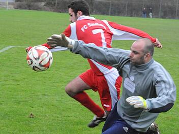 Nichts verlernt: Der Dauerbrenner im Arnshäuser Tor heißt Stefan Krieg. Hier klärt der Routinier gegen Benjamin Endres. Foto: Hopf