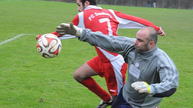 Nichts verlernt: Der Dauerbrenner im Arnshäuser Tor heißt Stefan Krieg. Hier klärt der Routinier gegen Benjamin Endres. Foto: Hopf