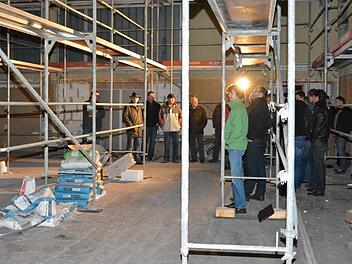 Ortseinsicht: In der Henneberghalle in Steinach informierten sich die Gemeinderäte über den Stand der Bauarbeiten. Foto: Björn Hein
