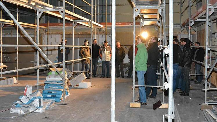 Ortseinsicht: In der Henneberghalle in Steinach informierten sich die Gemeinderäte über den Stand der Bauarbeiten. Foto: Björn Hein