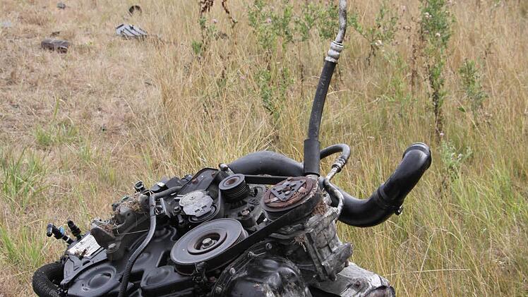 Der herausgerissene Motorblock, im Hintergrund das Taxi. Foto: Jürgen Gärtner