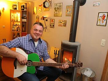 Klaus Backer liebt alles Irische. Im Keller seines Hauses hat sich der Musiker einen Irish Pub eingerichtet.  Fotos: Barbara Herbst