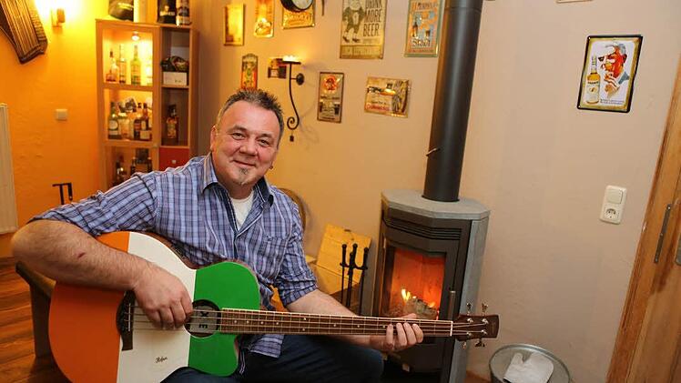 Klaus Backer liebt alles Irische. Im Keller seines Hauses hat sich der Musiker einen Irish Pub eingerichtet.  Fotos: Barbara Herbst