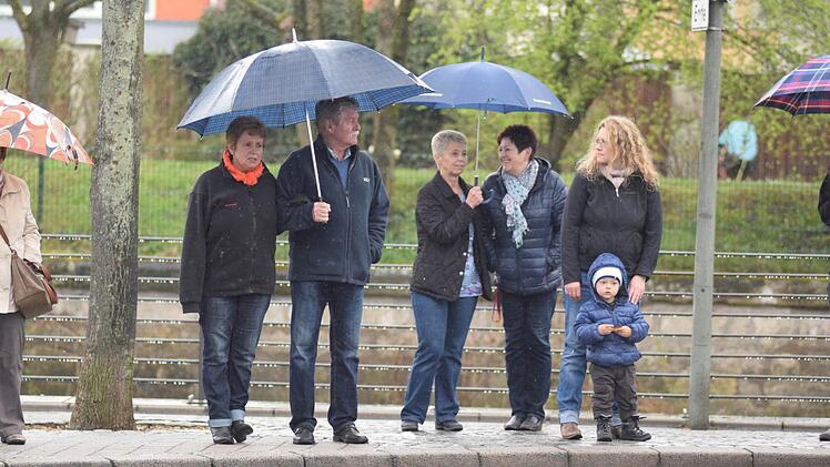 Ohne Regenschirme ging nichts.