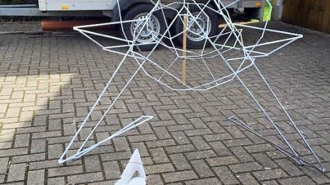 Die künstlerisch gestaltete fünfeckige Festspielrose aus Baustahl wurde von Sebastian Jung kreiert. Während "Kronach leuchtet" wird sie illuminiert das Bamberger Tor zieren und während der Rosenberg-Festspiele am Fuße der Festung Rosenberg grüßen. Foto: Karl-Heinz Hofmann