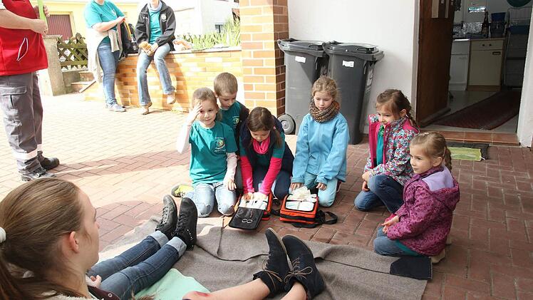 Die Bambini Gruppe aus dem Itzgrund, hier bei der Erste-Hilfe-Praxis-Station, wird den Kreisverband beim Bezirkswettbewerb vertreten. Foto: Michael Stelzner