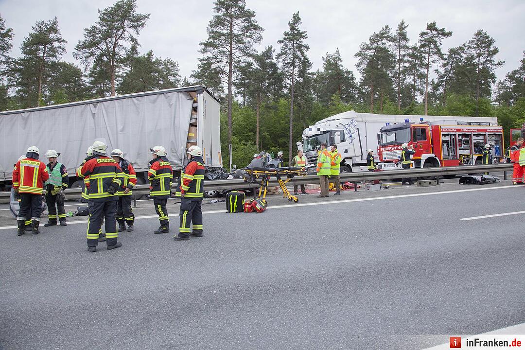 Vier Tote bei furchtbarem Unfall auf A6 - Lkw rast in Stauende
