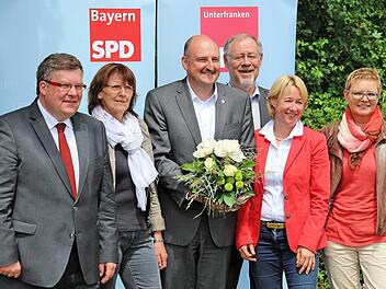 Als Bezirksvorsitzender der SPD in Unterfranken wurde Bernd Rützel (3. v. l.) im Amt bestätigt. Links: seine Stellvertreter Volkmar Halbleib und Kathi Petersen. Rechts: Ehrenvorsitzender Walter Kolbow sowie die Stellvertreterinnen Martina Fehlner und Sabine Dittmar. Foto: Dieter Britz