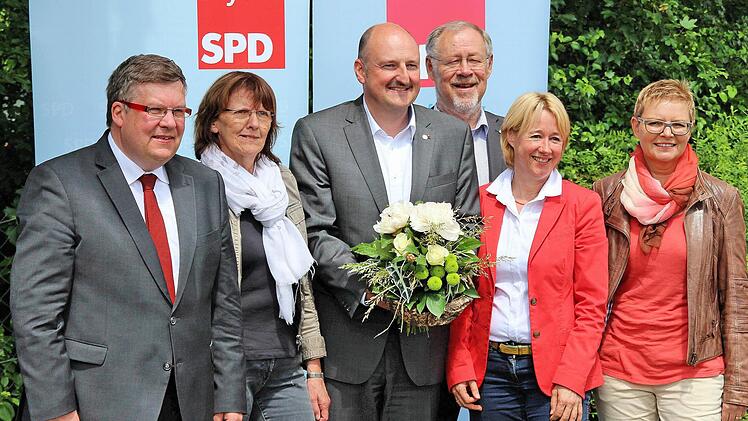 Als Bezirksvorsitzender der SPD in Unterfranken wurde Bernd Rützel (3. v. l.) im Amt bestätigt. Links: seine Stellvertreter Volkmar Halbleib und Kathi Petersen. Rechts: Ehrenvorsitzender Walter Kolbow sowie die Stellvertreterinnen Martina Fehlner und Sabine Dittmar. Foto: Dieter Britz
