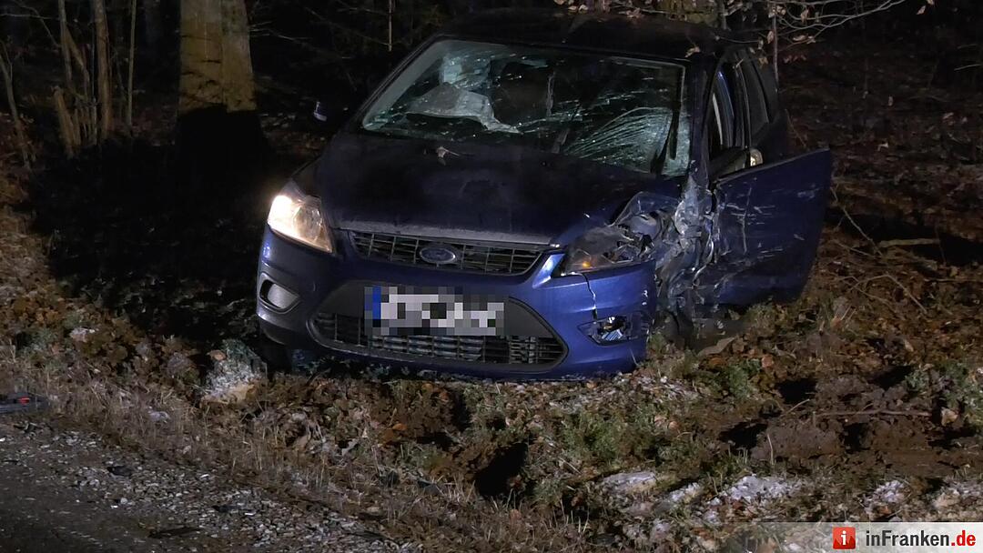 Auto kollidiert mit Linienbus und zweitem Fahrzeug - Mindestens acht Personen werden verletzt