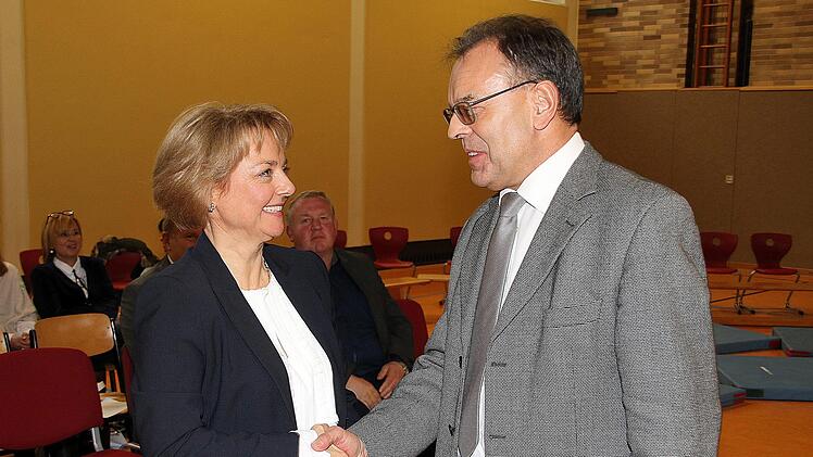 Simone Heinz (links) wurde von Schulrat Harald Bötsch offiziell in ihr Amt als Schulleiterin in der Grundschule Poppenlauer eingeführt. Leiterin der Schule in Thundorf ist sie damit auch. Foto: Dieter Britz