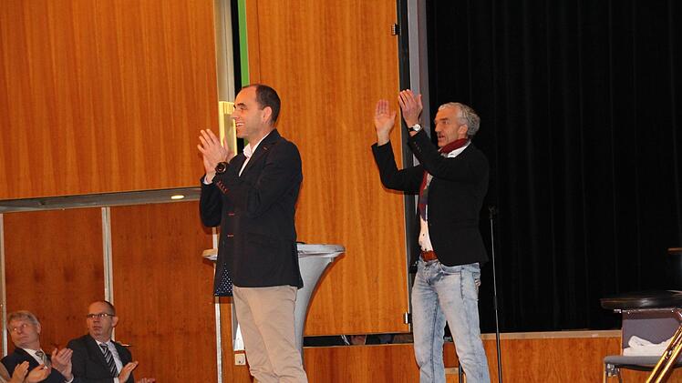 Thomas Bittorf (links) und Max Beyersdorf hatten zusammen mit Rotary den Vortrag f&uuml;r die knapp tausend Sch&uuml;ler erm&ouml;glicht.Oliver Schmidt