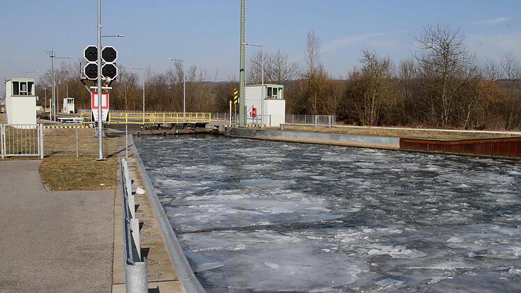 Eisschollen treiben im Vorhafen an der Schleuse Limbach.