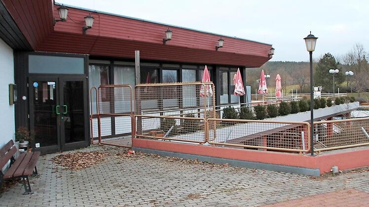 Für das Freibad-Restaurant und die Kioske im neuen Eltern-Kind-Bereich und im Eisstadion sucht die Stadt neue Pächter.  Fotos: Andreas Dorsch